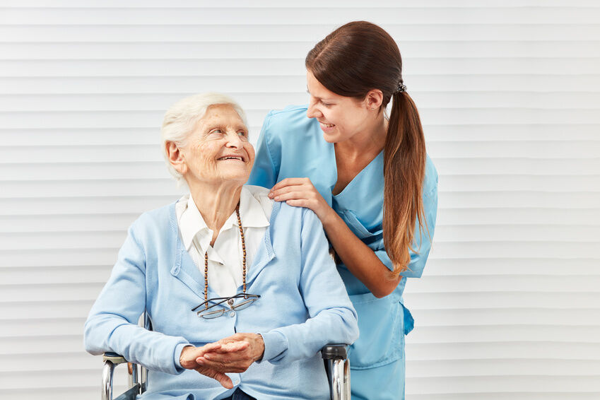 einweghandschuhe-pflege Pflegekraft mit Patientin