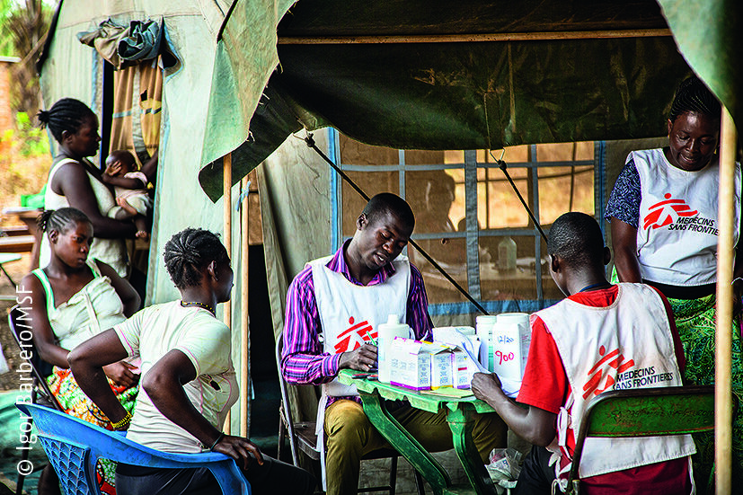 helfer-sudan Menschen prüfen Versorgungsmittel