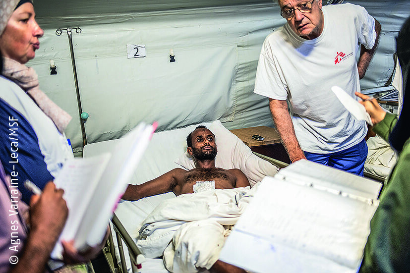 aerztliche-behandlung-jemen Ärzte untersuchen Patient