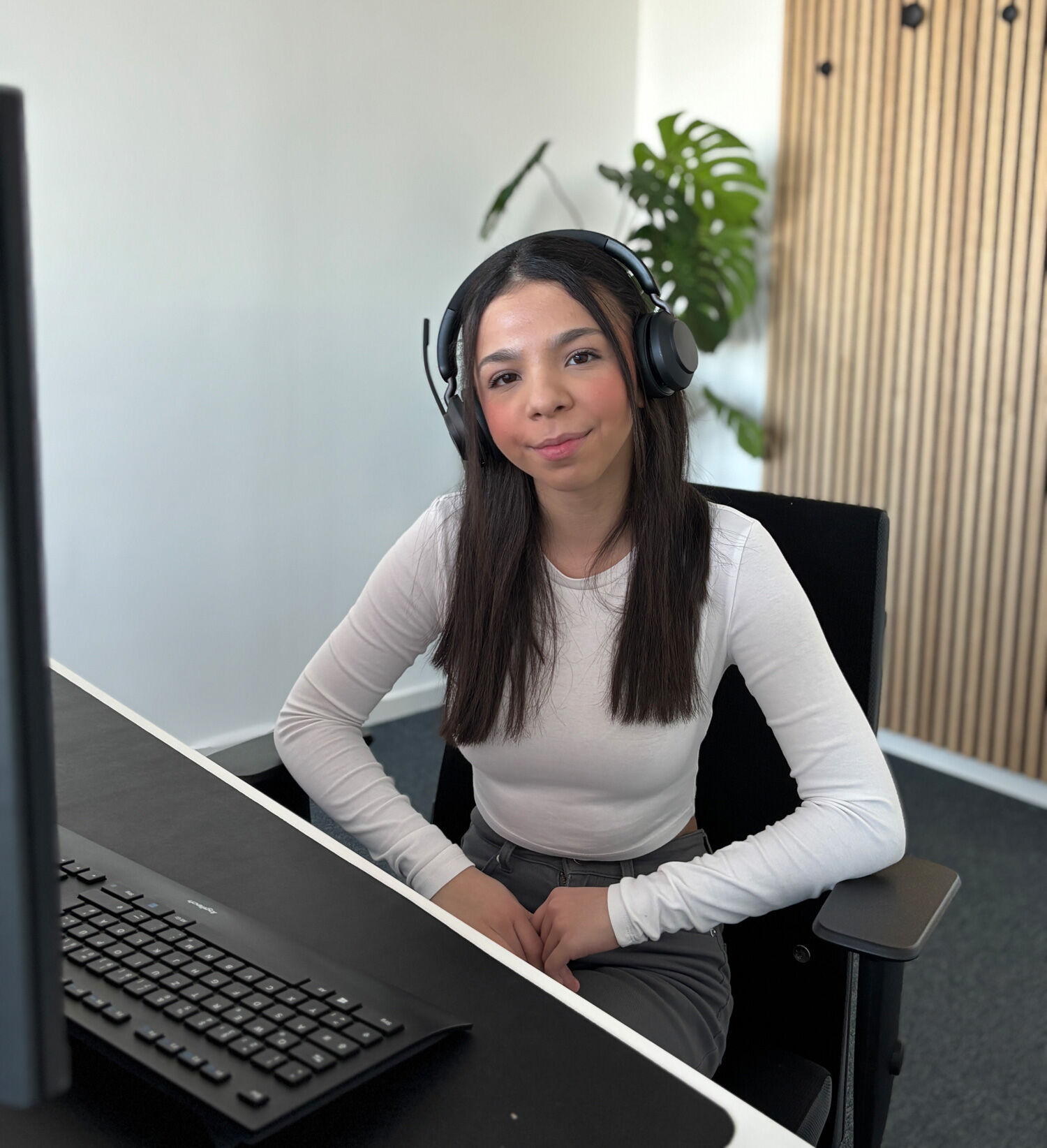 Mitarbeiterin M. Abdullahu im Kundenservice