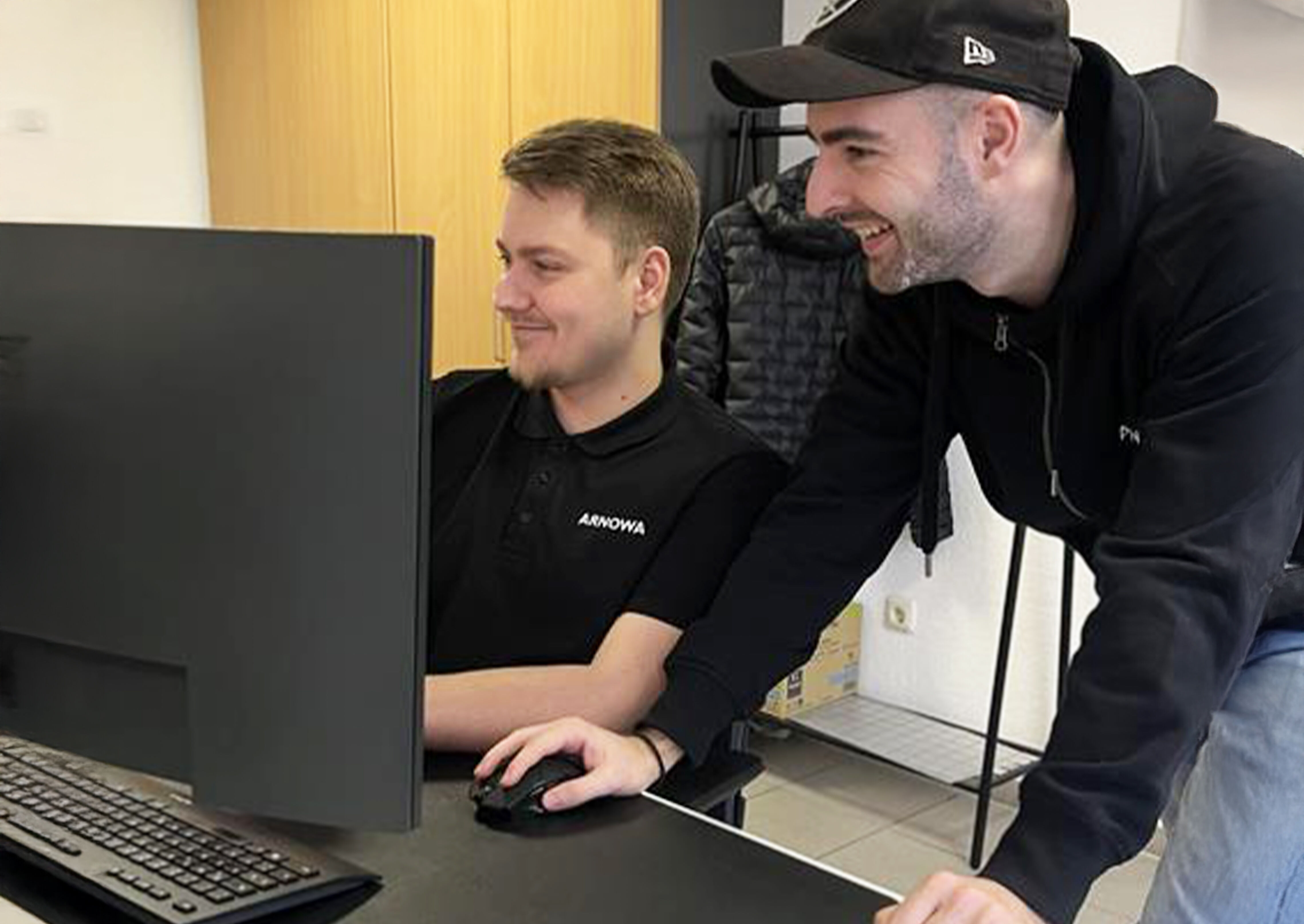 Mitarbeiter im E-Commerce am Computer Mitarbeiter im E-Commerce am Computer