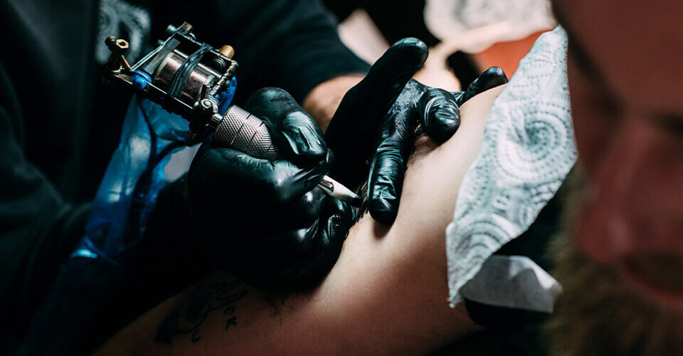nitrilhandschuhe-schwarz-tattoo Schwarze Nitrilhandschuhe in Tattoostudios