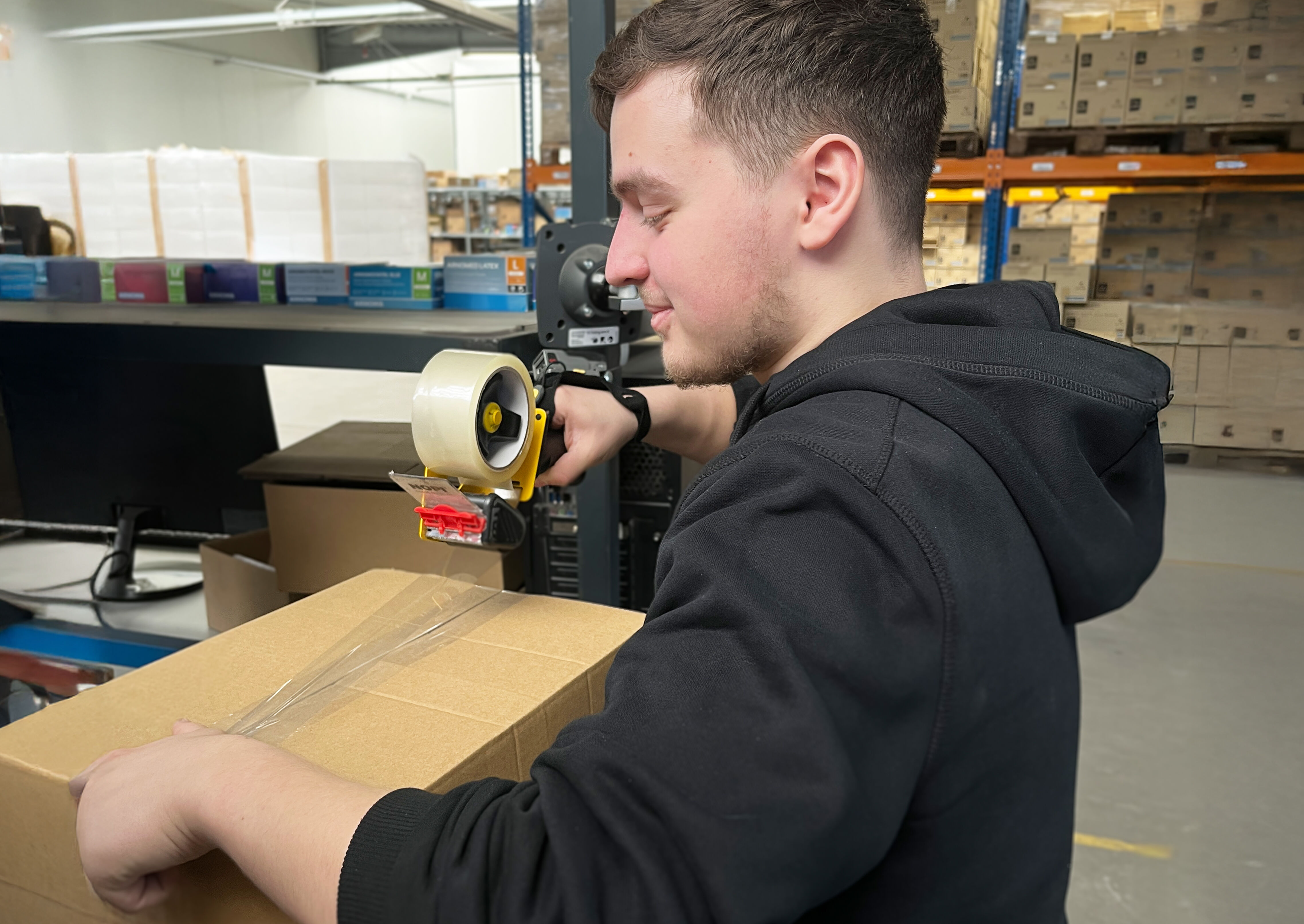 Mitarbeiter aus der Logistik am Pakete packen Mitarbeiter aus der Logistik am Pakete packen