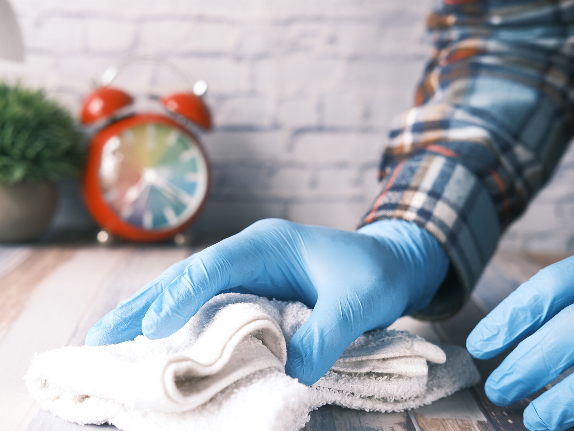 arnomed-nitril-blue-cleaning Anwendung ARNOMED Nitrilhandschuhe bei Reinigungsarbeiten