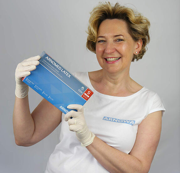 latexhandschuh-tragefoto Frau trägt Latexhandschuh und hält Handschuhbox