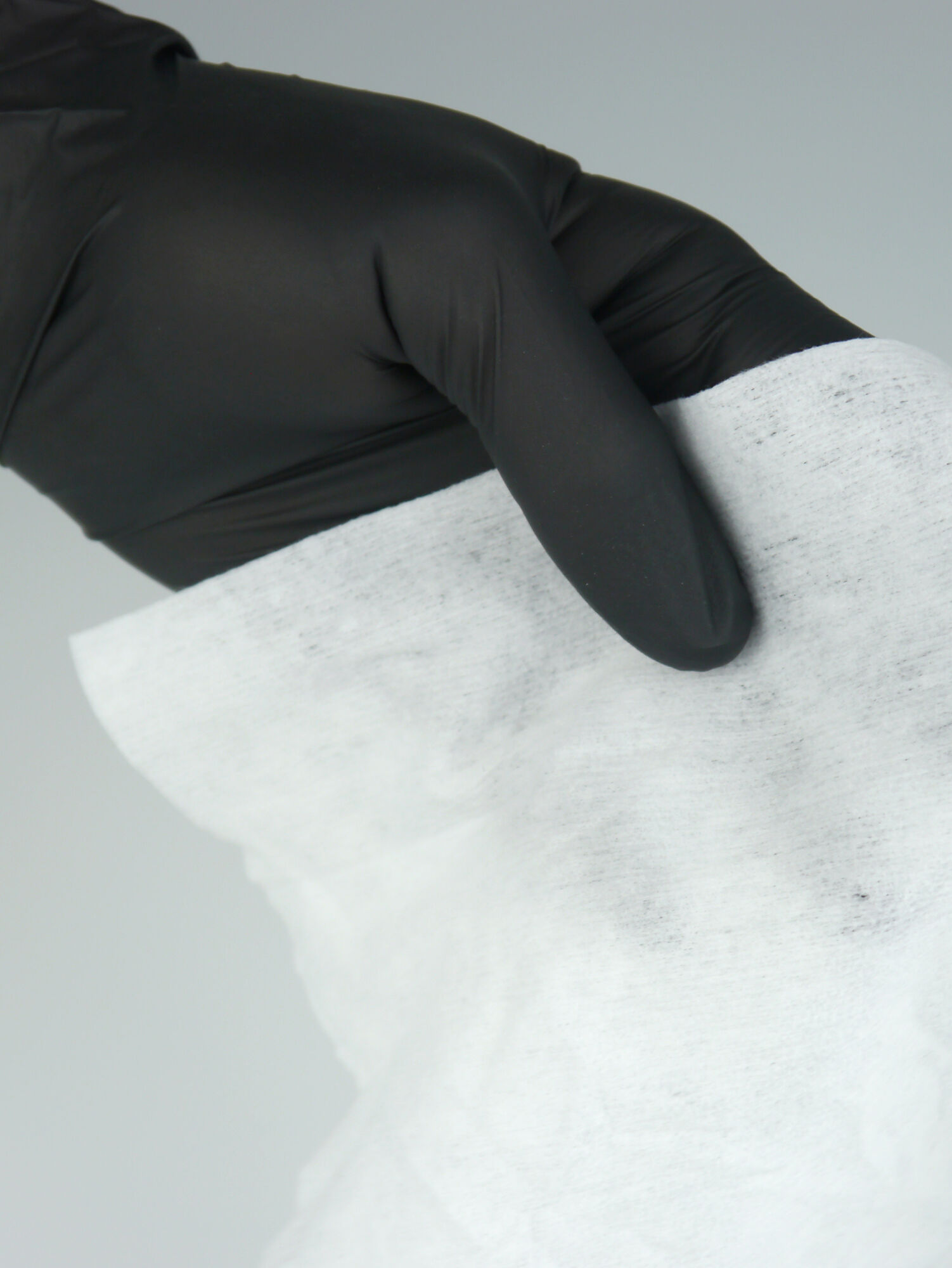 mikrozid-sensitive-wipes-premium-dicke_(1) Moodshot zur Dicke des Desinfektionstuches