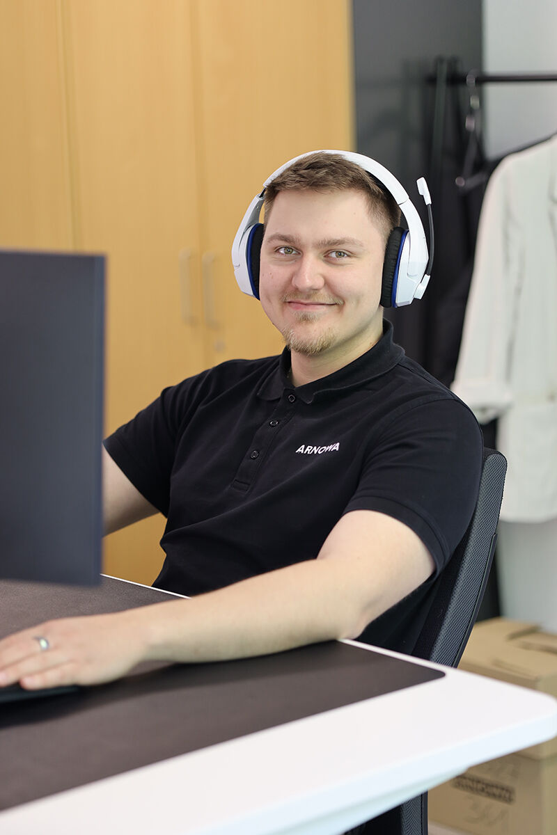 25-04-blogbeitrag-tom-ly01 Mitarbeiter vor Computer