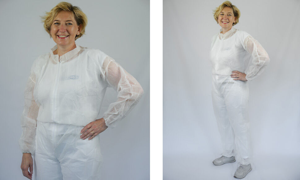einweg-anzug Frau trägt Einweg-Anzug