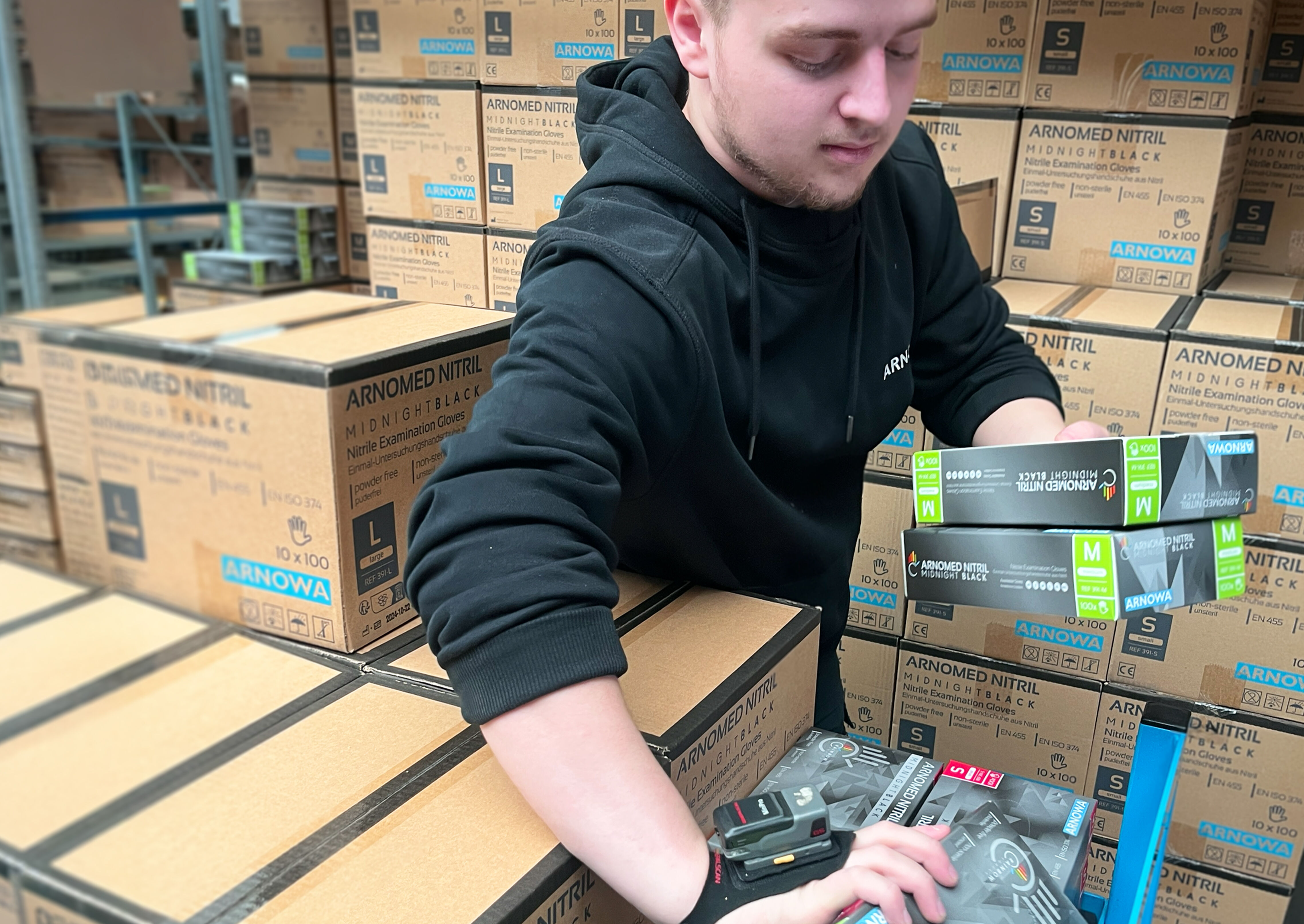 Mitarbeiter aus der Logistik am Pakete packen Mitarbeiter aus der Logistik am Pakete packen