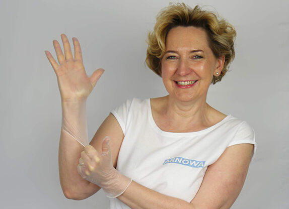 vinylhandschuh-tragefoto Frau trägt Vinylhandschuh