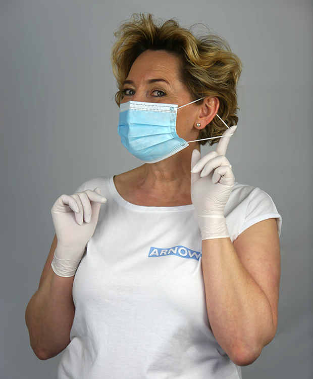 mundschutz-moodshot3 Frau zeigt Mundschutzbügel