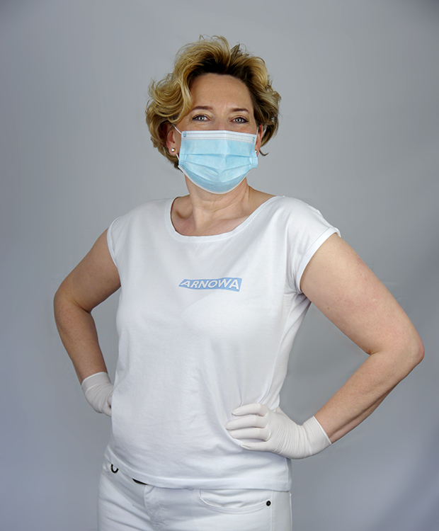 mundschutz-moodshot2 Frau trägt Mundschutz