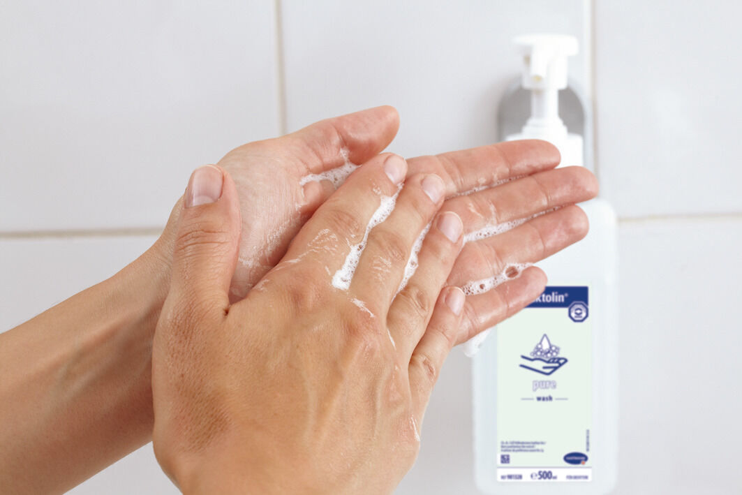 haende-desinfizieren-baktolin-pure Person desinfiziert sich Hände mit Baktolin Pure