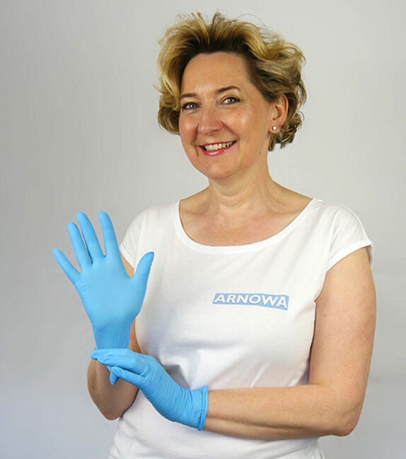 nitrilhandschuh-tragefoto Frau trägt blauen Nitrilhandschuh
