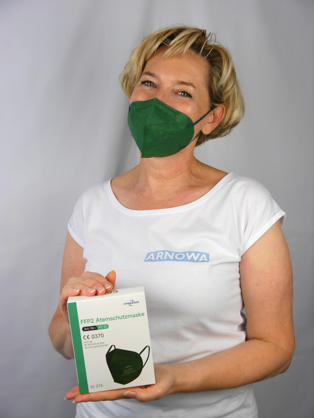 411-dg-moodshot-1 FFP2 Maske Dunkelgrün