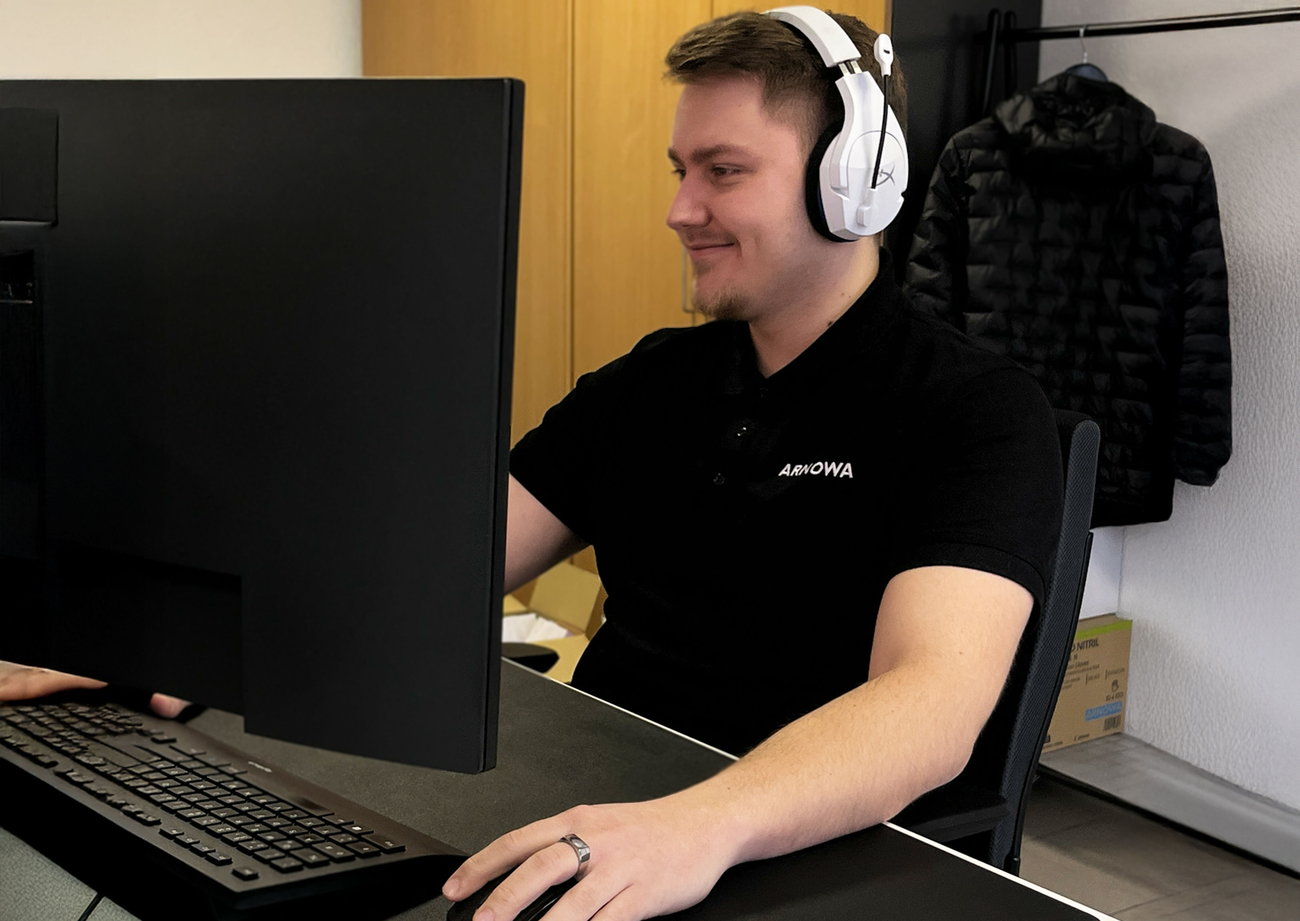 Mitarbeiter im E-Commerce am Computer Mitarbeiter im E-Commerce am Computer